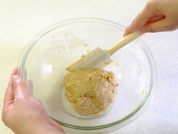 小麦粉と豆乳も加え、混ぜ合わせたら、ひとまとまりにする