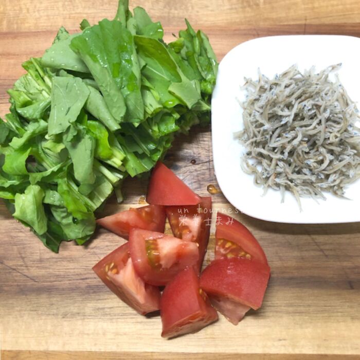 ①ルッコラとトマトを切る。