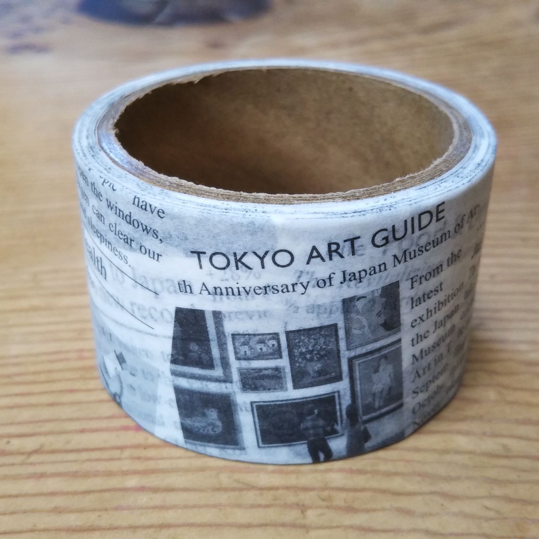 鉢の周りに英字新聞柄のマスキングテープを貼るだけです。