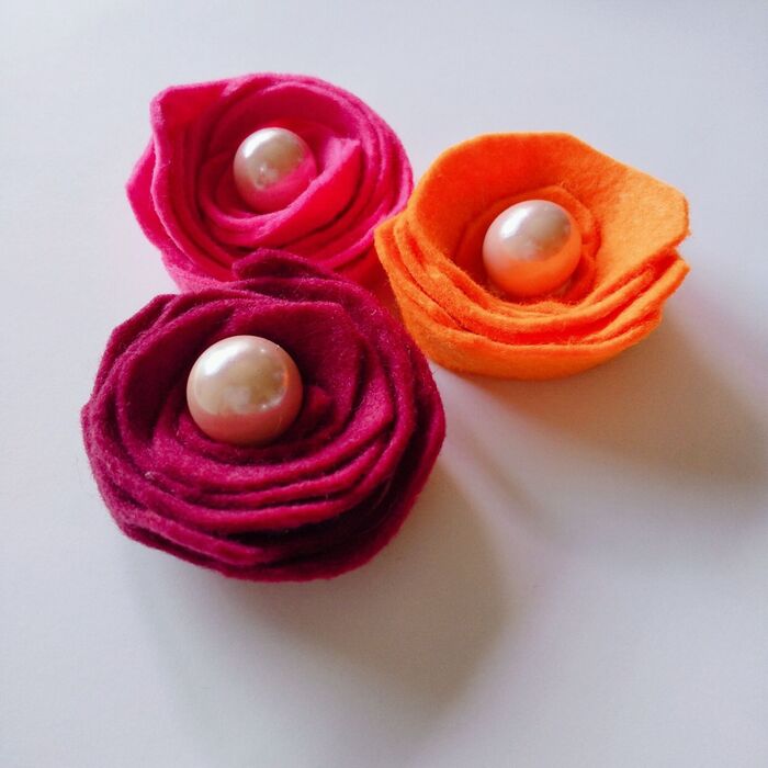 巻いていくだけフェルトでお花ブローチ