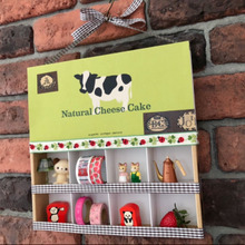 お菓子の空き箱を壁掛けプチ収納にリメイク♡