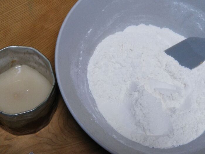 ②お湯と水を合わせたぬるま湯ににイースト菌と砂糖を入れておく。