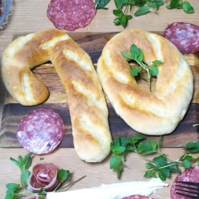 ⑥切り込みを入れ、切込みにバターをのせ、予熱した180℃のオーブンで20分程焼く。(温度と時間はオーブンによって異なりますので調整してください)