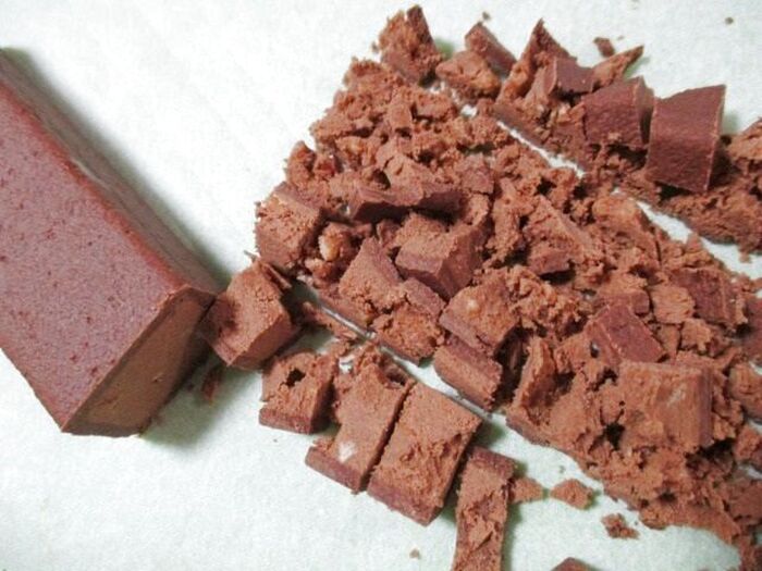 プロテインバーを粗めに刻みます