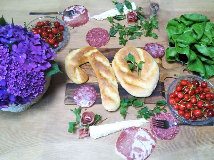 100均PPシートを使って…♡古希祝いランチ♡フランスパン&生ハム&ブリーチーズ