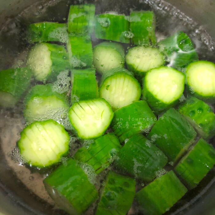 ③きゅうりを茹でて食感よく!