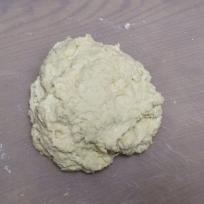 ③手順①の中に手順②を少しずつ入れて混ぜ、10分程、手で良く捏ね、捏ね終わったら器へ入れる。