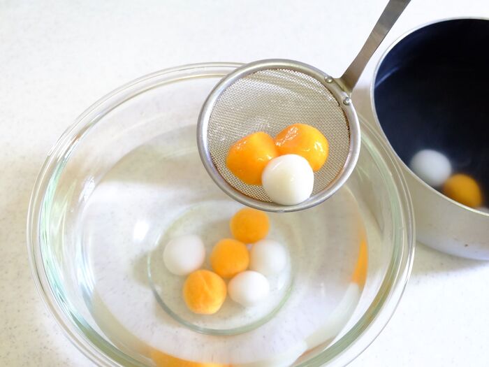 白色とにんじんの白玉団子を入れて茹で、その後冷水で冷ます