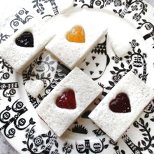 材料2つ!子供喜ぶ【ステンドグラスのように綺麗なハートモチーフ(愛・伝わる)ジャムサンド】