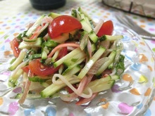 香味野菜で深美味い♪ 千切りズッキーニとカニかまのサラダ