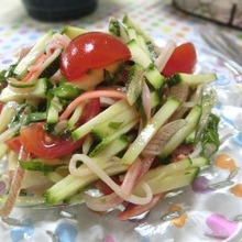 香味野菜で深美味い♪ 千切りズッキーニとカニかまのサラダ