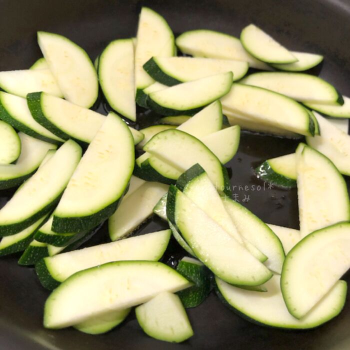 ②ズッキーニを炒める