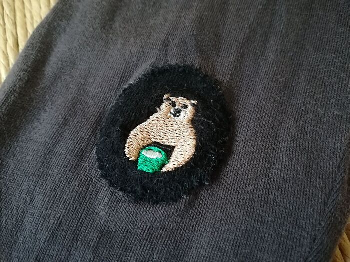 子どもの穴あきズボンが刺繍つき靴下で復活!