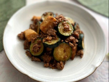 ささっと作れる!冷凍ズッキーニと厚揚げのそぼろ炒め