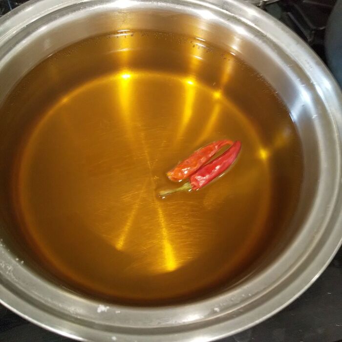 ★の調味料を鍋で煮立たせ、瓶のらっきょうの上から注ぐ