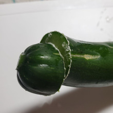 キュウリのエグミはクルクルしてとりましょう。