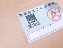 しつこいシール跡が一瞬で消えた!こんなにカンタンだったシール剥がし【家事コツ】