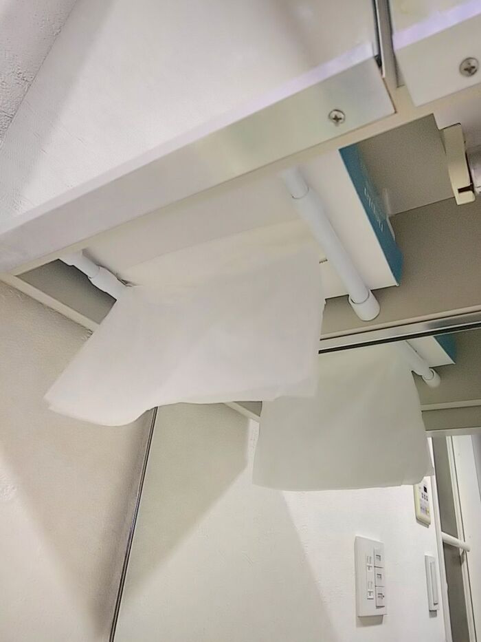 ミニ突っ張り棒で 洗面台の 収納ミラー下に!