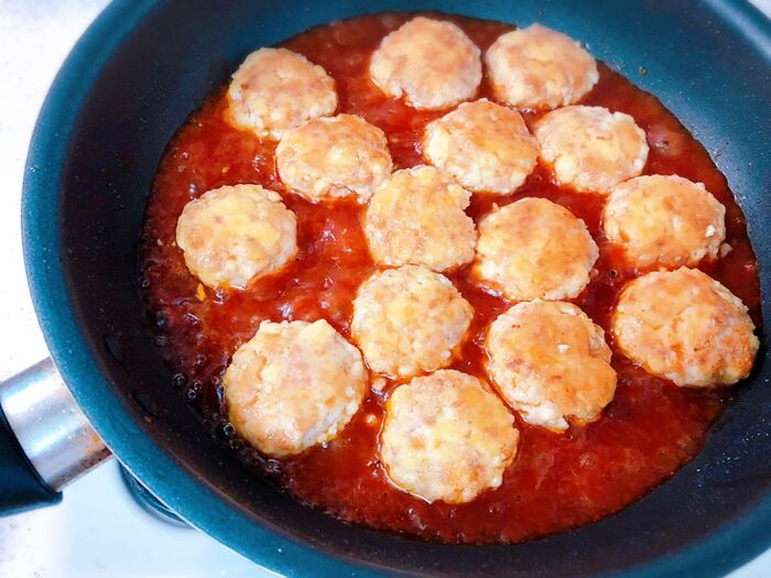 ソースを入れて煮詰めます♪