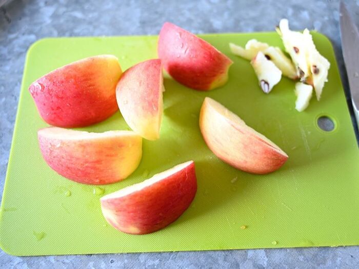 作り方1:表面をさっと洗ったら、6等分にカットし、芯を取り除く。