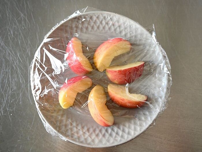 作り方2:耐熱皿に放射線状に並べふんわりとラップをかけ、600Wの電子レンジで2分加熱し、冷めるまでそのまま置く。