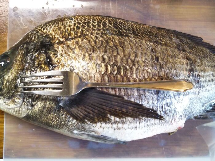 鯛を3枚におろし、流水で綺麗に洗う。※真子(卵)も丁寧に取り出します。