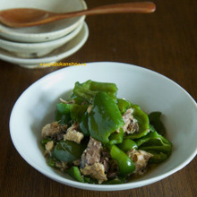 手ちぎりピーマンとサバ缶のレンジ煮