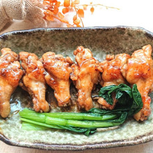 手羽元の照り旨煮焼き(小松菜添え)