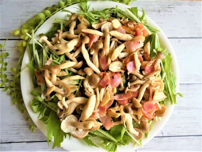 炒めたキノコベーコンを乗せる!!