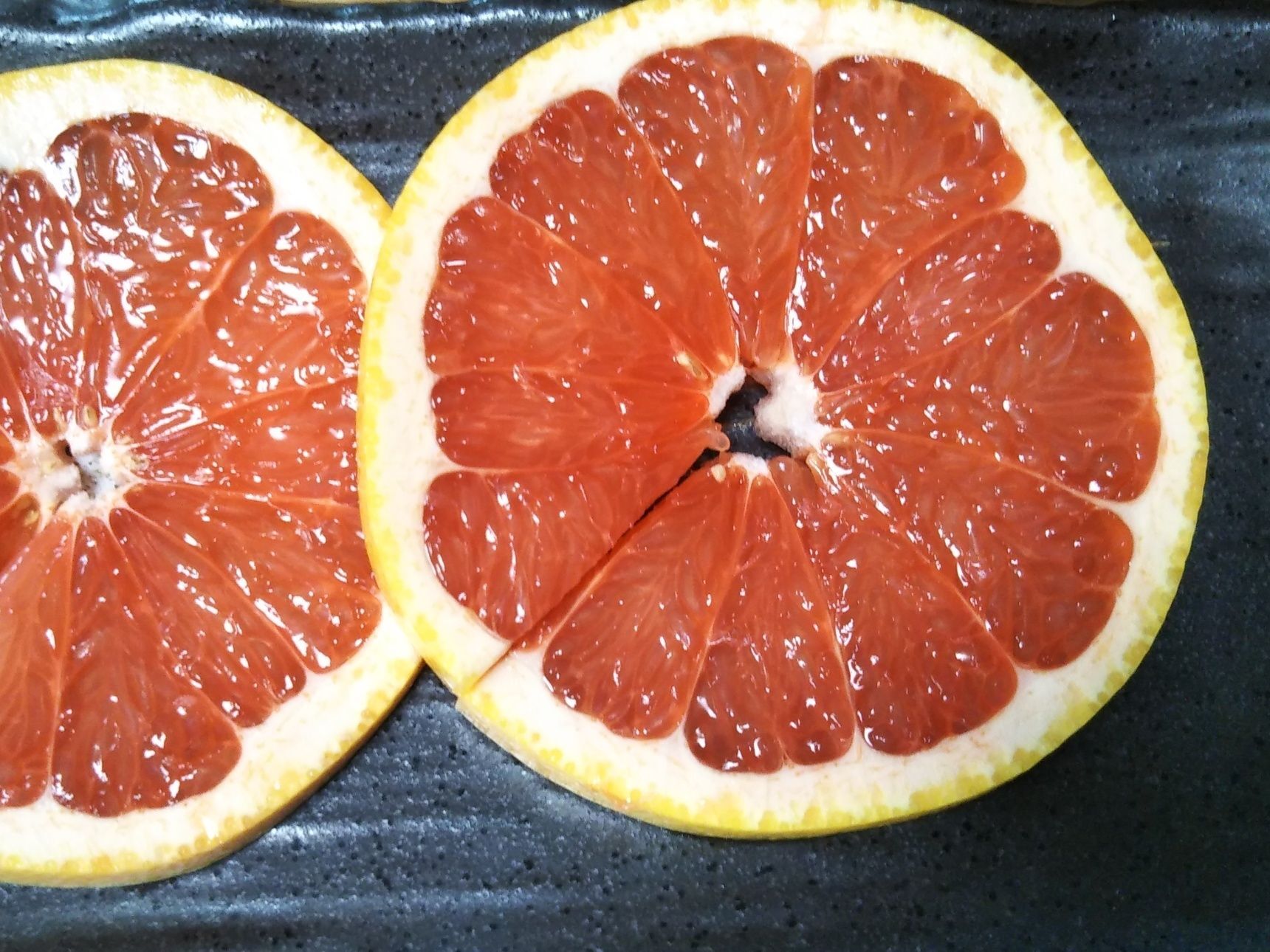 ●レッドグレープフルーツを半分に切る。飾り用に8ミリ程の厚で2枚輪切リをして1ヶ所切込みを入れる。