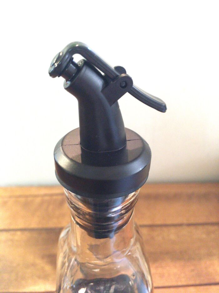 スタイリッシュで液ダレ無し❣️開閉フタ付も嬉しい驚きの快適ダイソー100円商品