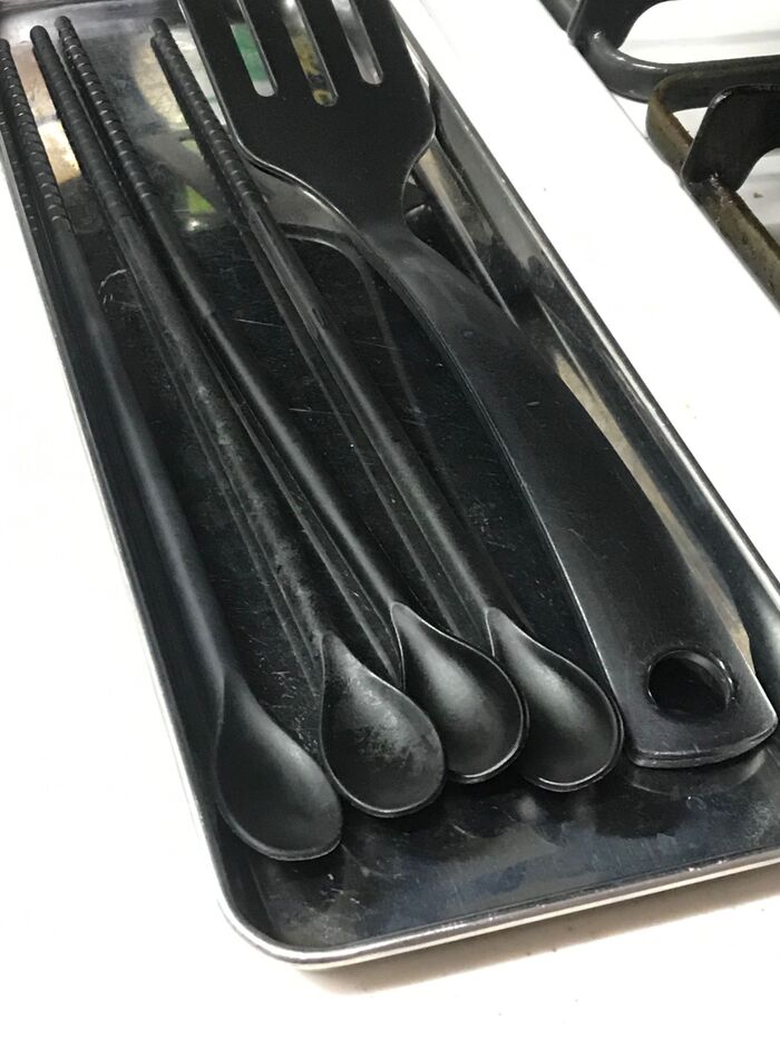 菜箸もトレイの上でスタンバイ