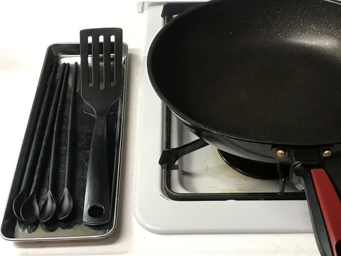 明日使うフライパンやフライ返しの準備