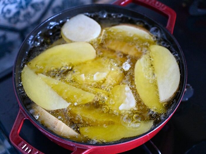 作り方2【1度目は低温で】:ぽこぽこと泡だってきたら「弱火」にし「低温」で10分前後、煮るように揚げ、串がすっと刺さったら一旦引き上げ冷ます。