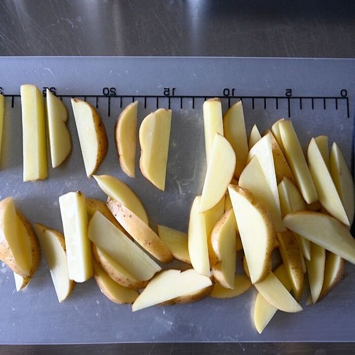 下ごしらえ:じゃがいもを切る