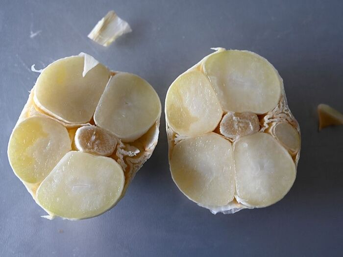 下ごしらえ02:にんにくをまるごと半分に切る