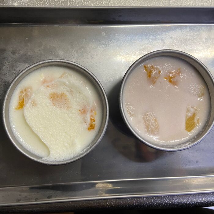 フルーツみつ豆を入れた型に注ぎ入れ、冷やす