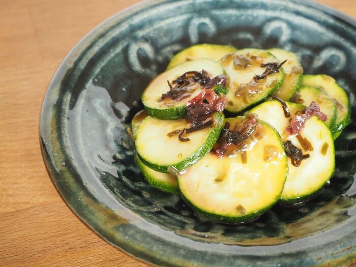 サクサク食感の「生」がおいしい!塩昆布と梅の無限ズッキーニ