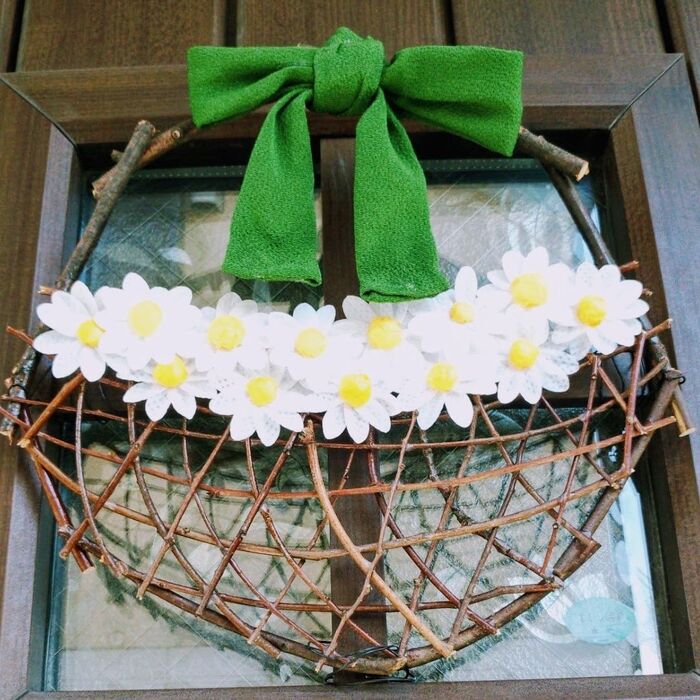 布をリボンにして籠に