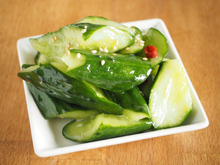 隠し味でプロの味!ごま油とニンニク香るきゅうりの浅漬け