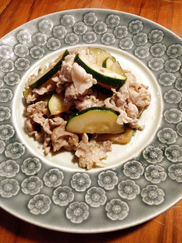 夏を乗り切るスタミナレシピ(*^^*)材料は2つだけ!夏野菜ズッキーニと豚小間肉のニンニク醤油炒め♪