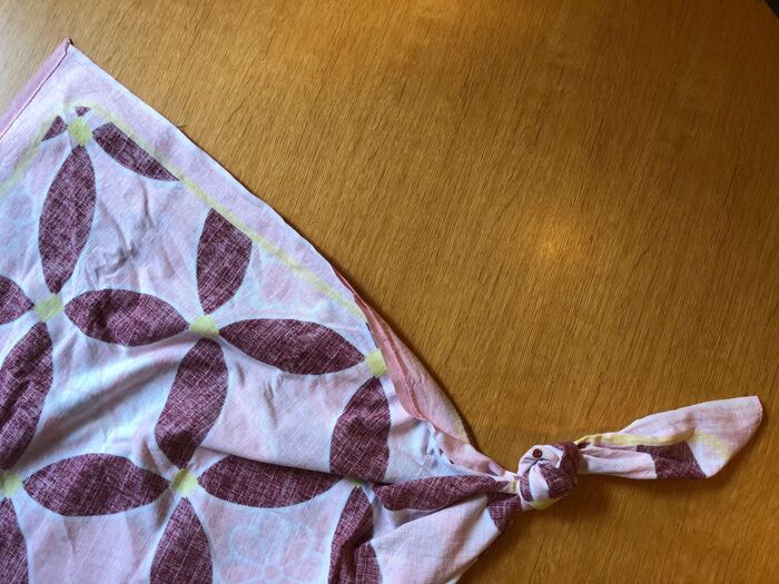 手順1 三角形に折って片方の端をひとつ結びに
