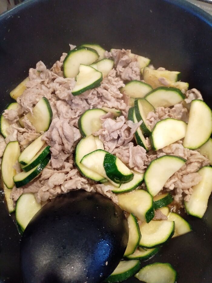 豚肉とズッキーニを炒める。