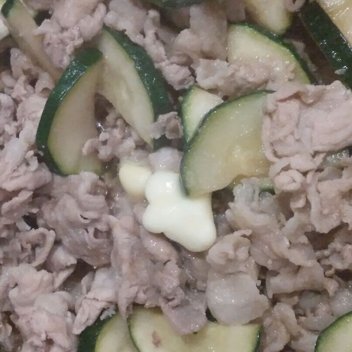 ニンニク醤油を入れて味付けし、最後にバターを入れて全体に混ぜたら完成!