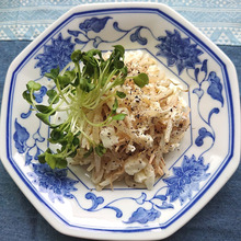 あまった卵白でもやしと卵白のマヨ和えかいわれ大根のせ