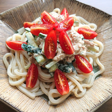 5分で簡単きゅうりとトマトとツナマヨをうどんにのせ
