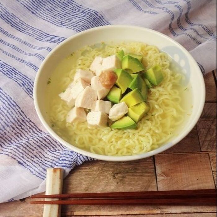 電子レンジで作る!!サラダチキンとアボカドの冷やしラーメン