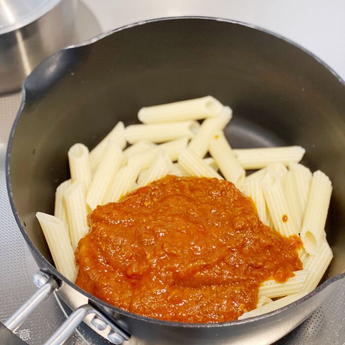 ゆでたパスタとソースを混ぜます