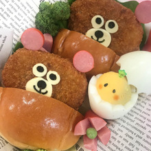 定番の美味しさ♪🐻くまさんのコロッケサンドとひよこのゆで卵