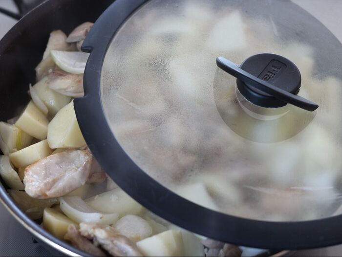 蒸し焼きにする。